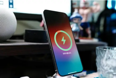 阳谷苹果15换屏服务分享用什么充电器给iPhone15充电更好 